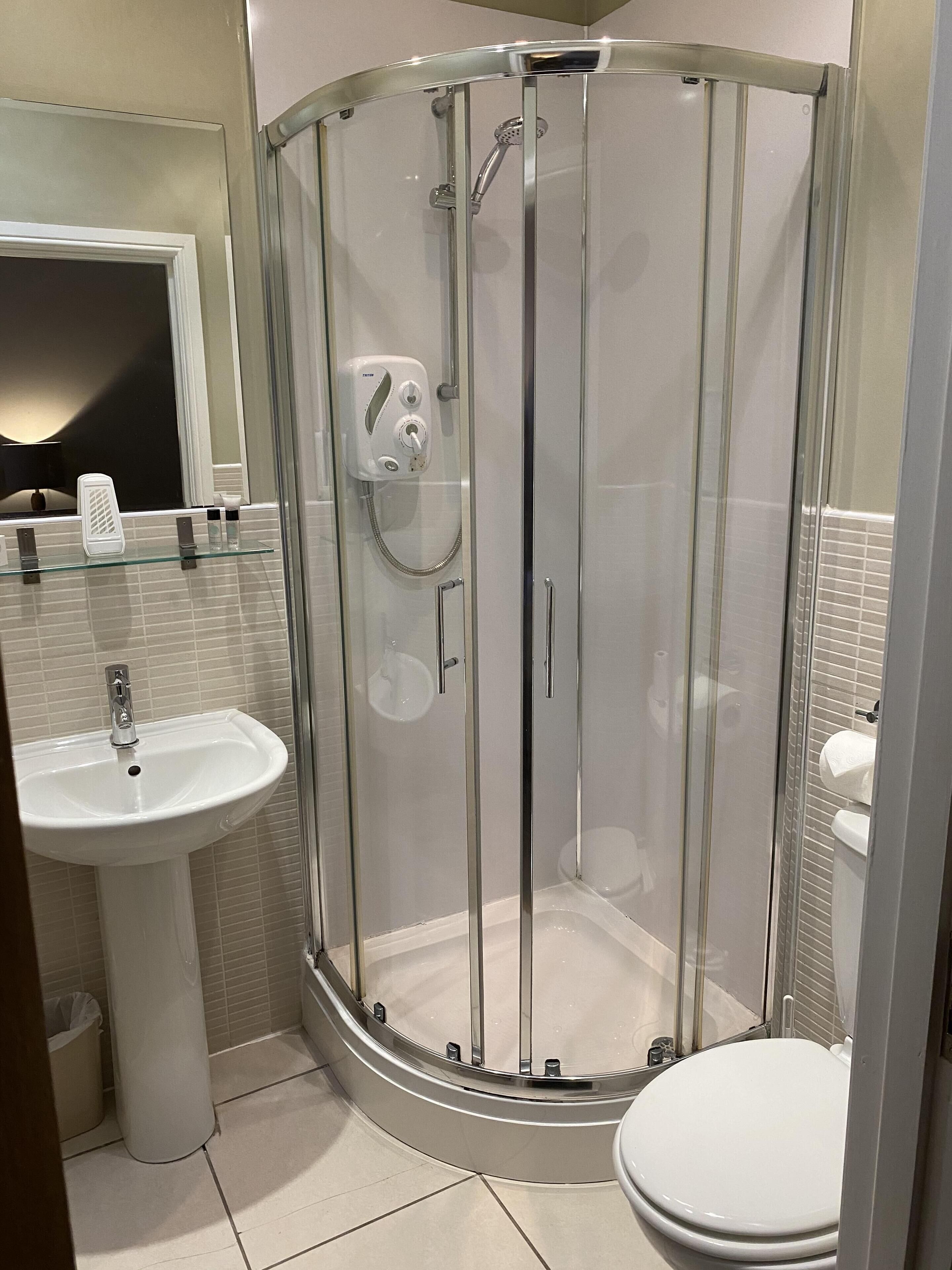 basic double room, ensuite (small) | bathroom