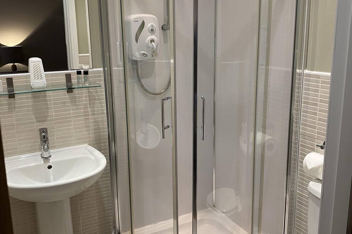 basic double room, ensuite (small) | bathroom