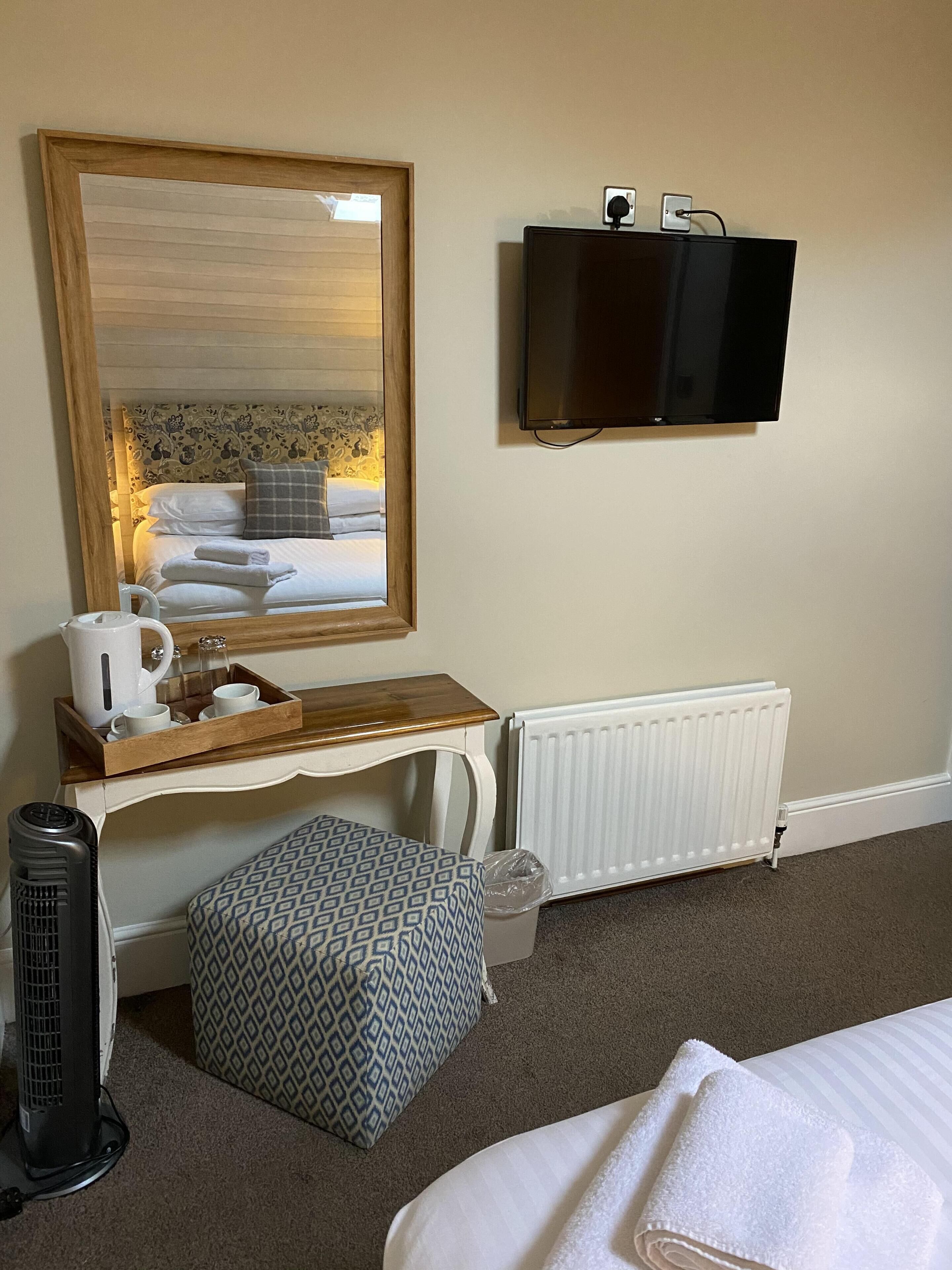 basic double room, ensuite (small)