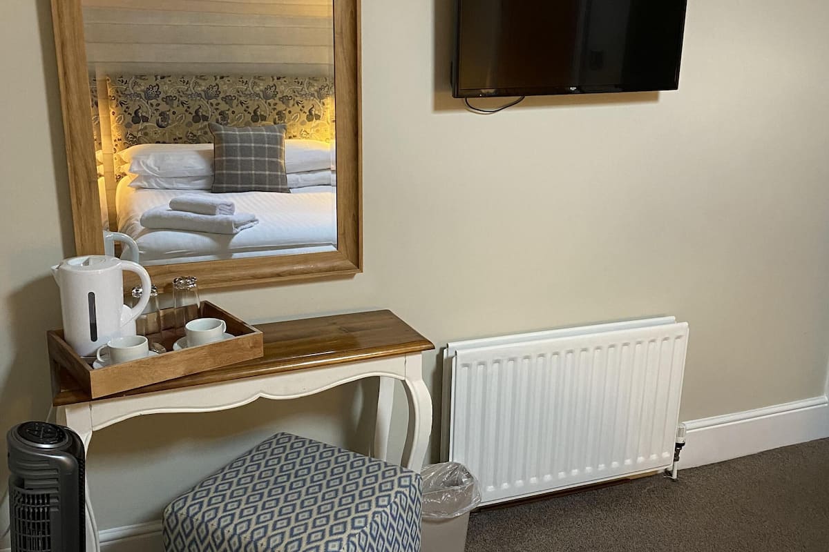 basic double room, ensuite (small)