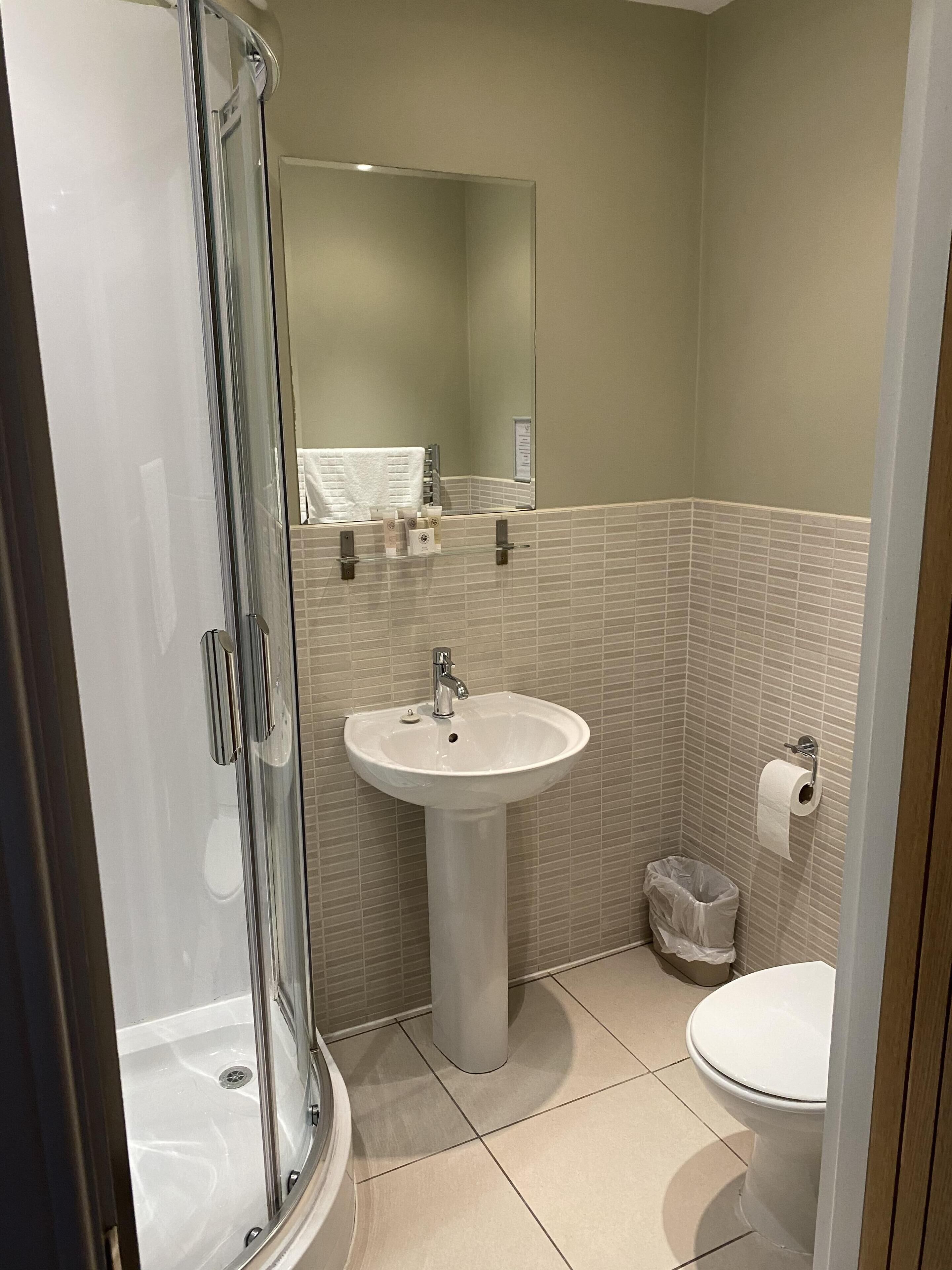 standard double room, ensuite | bathroom