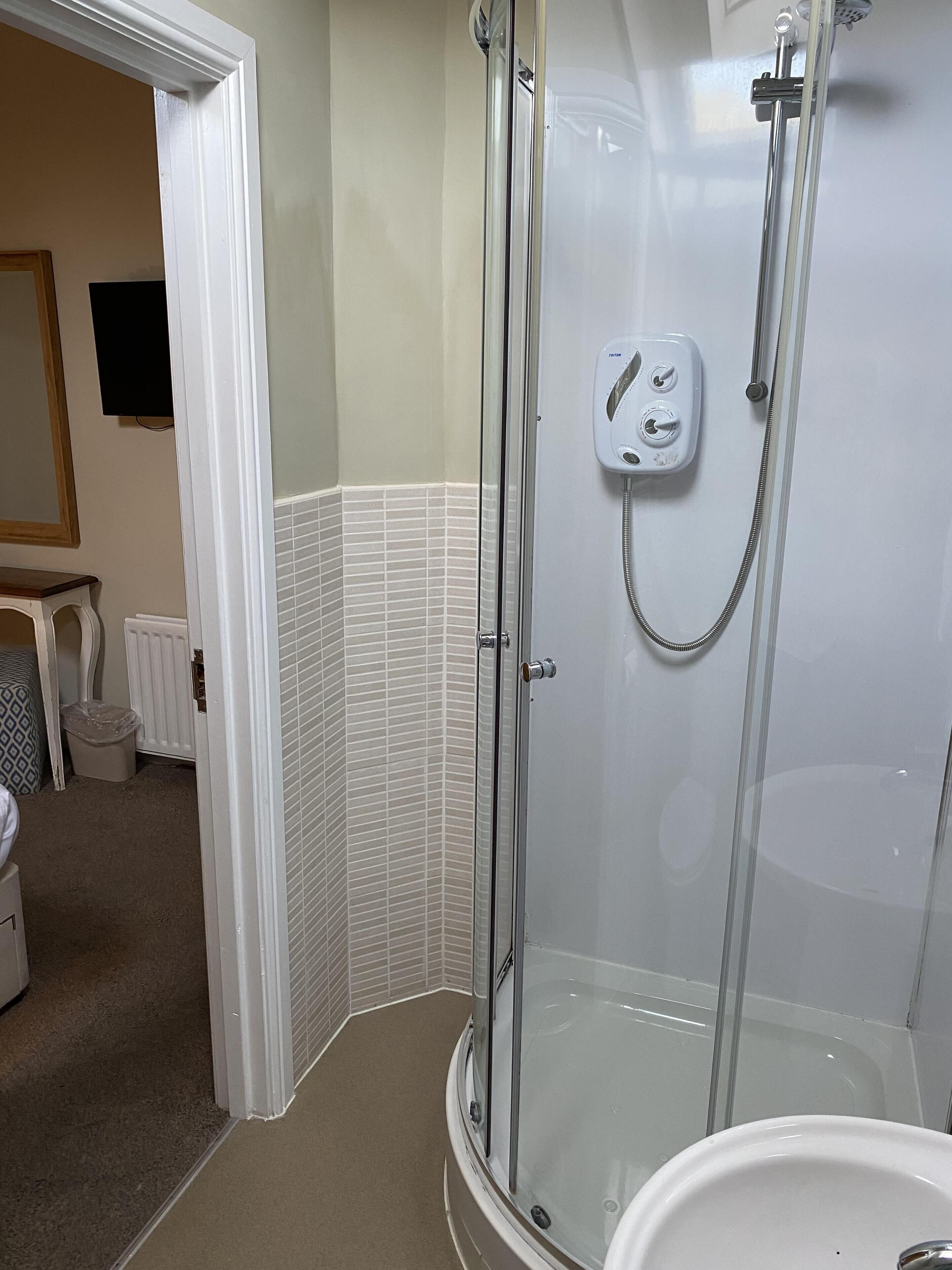 basic double room, ensuite (small) | bathroom