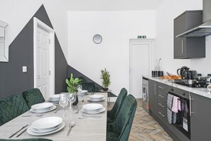 Dining - Luxe Holiday Apartments by Sasco (Blackpool)