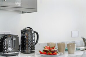 Private kitchen - Luxe Holiday Apartments by Sasco (Blackpool)