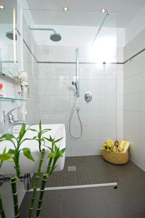 Junior-Suite | Badezimmer | Kostenlose Toilettenartikel, Haartrockner, Bademäntel, Handtücher