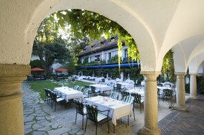 2 restaurants; lunch and dinner served