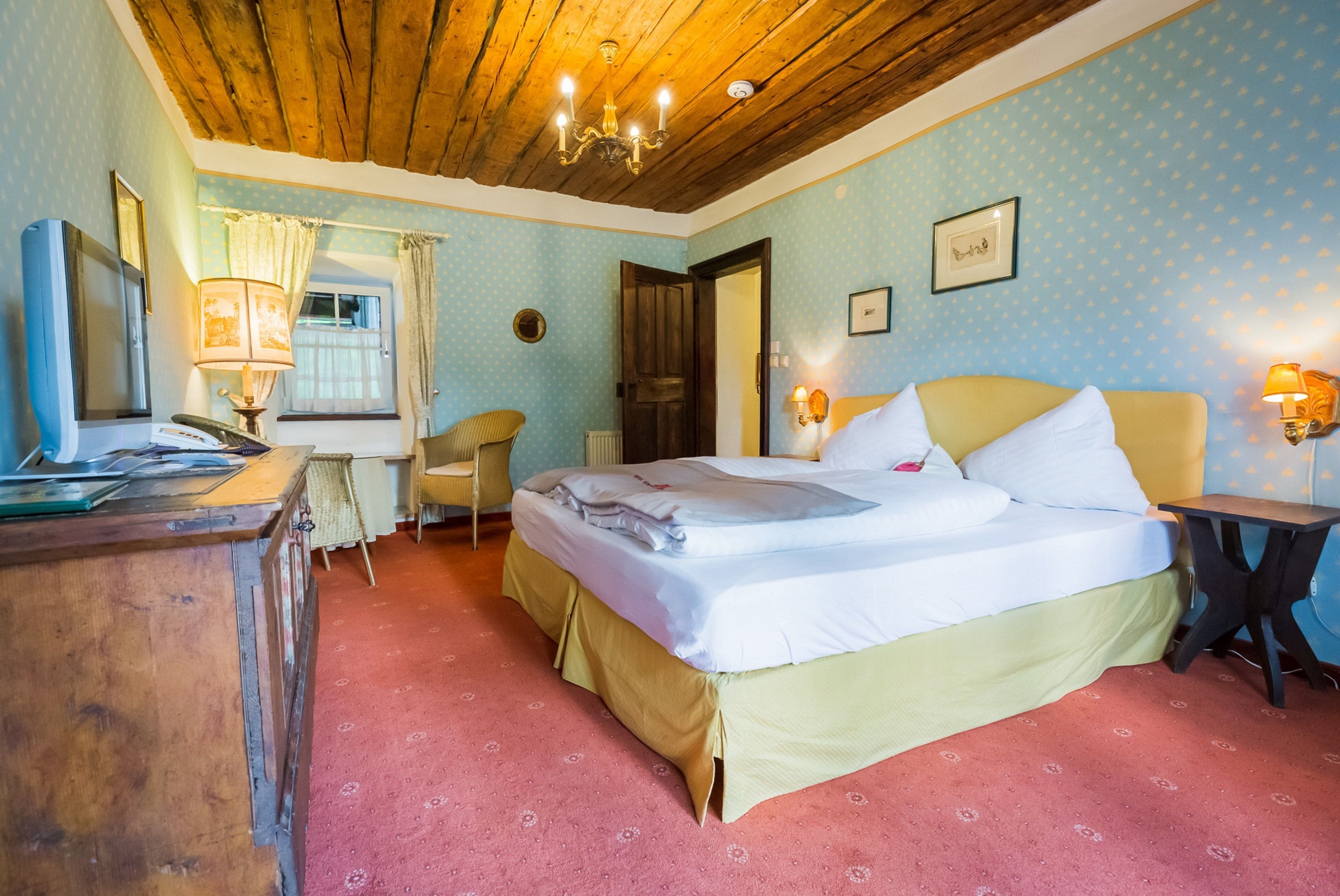 classic double room, 1 queen bed | in-room safe, free wifi, bed sheets