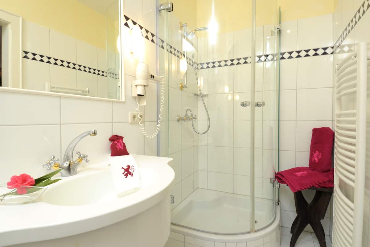 classic double room, 1 queen bed | bathroom | free toiletries, hair dryer, bathrobes, towels