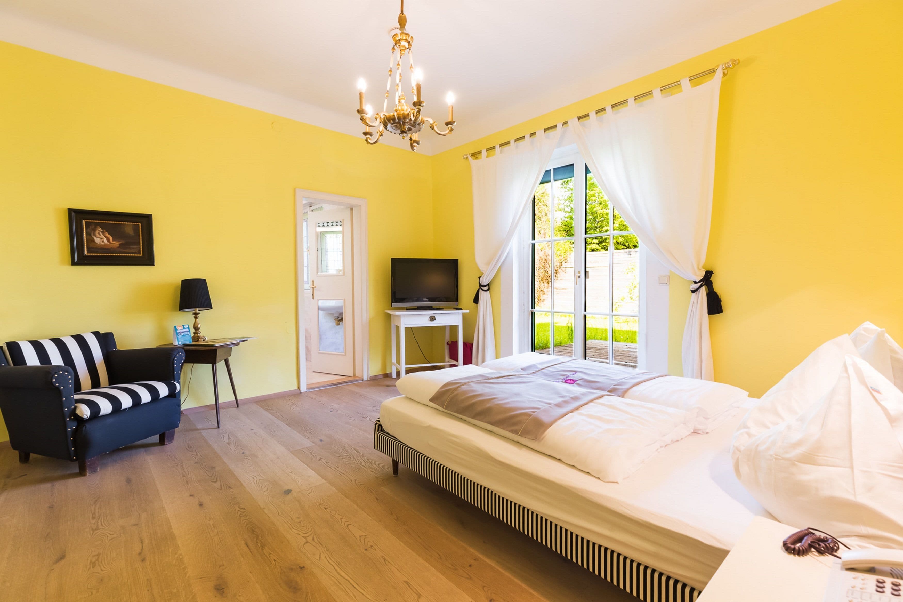 classic double room, 1 queen bed | in-room safe, free wifi, bed sheets