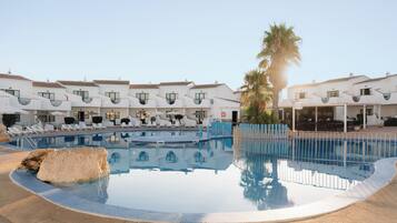 季節性室外泳池;09:00 至 19:00 開放;泳池傘、躺椅