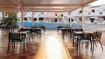 Bar junto a la piscina