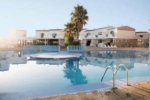 Piscine extérieure (ouverte en saison), parasols de plage
