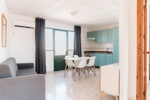 Apartamento, 1 quarto | Cozinha privada | Geladeira grande, micro-ondas, cooktop, torradeira