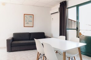 Appartement, 1 chambre | Coin séjour | Télévision