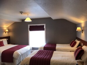 Superior-sviitti, kylpyhuone makuuhuoneen yhteydessä (2 adults & 2 children B&B) | 1 makuuhuone, ylelliset vuodevaatteet, yksilöllisesti sisustettu