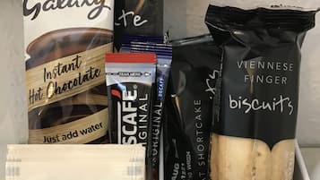 Diversos produtos alimentares embalados, incluindo chocolate quente instantâneo, biscoitos Vienna e o sabor característico de PG tips.