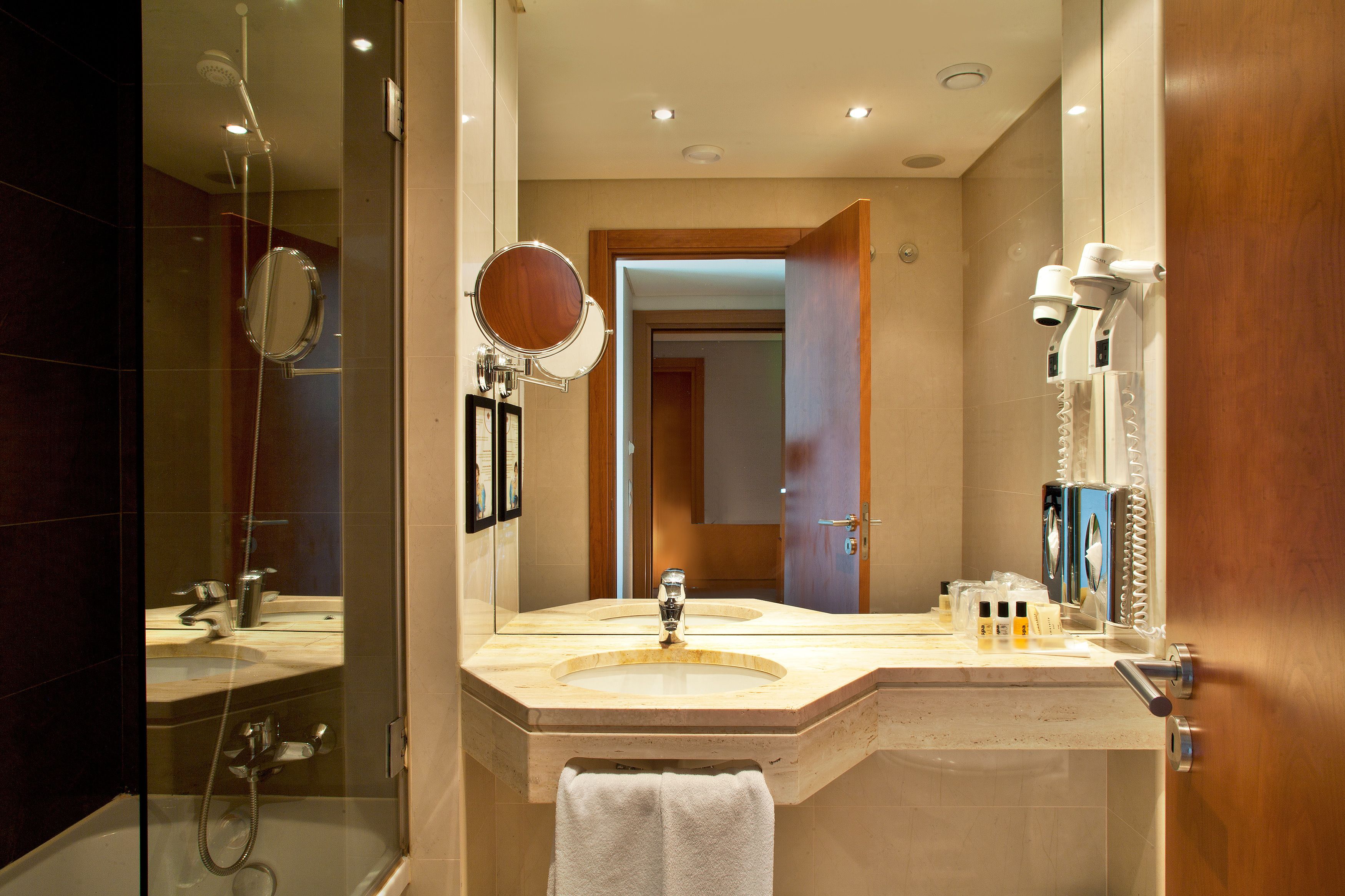 combined shower/bathtub, free toiletries, hair dryer, towels