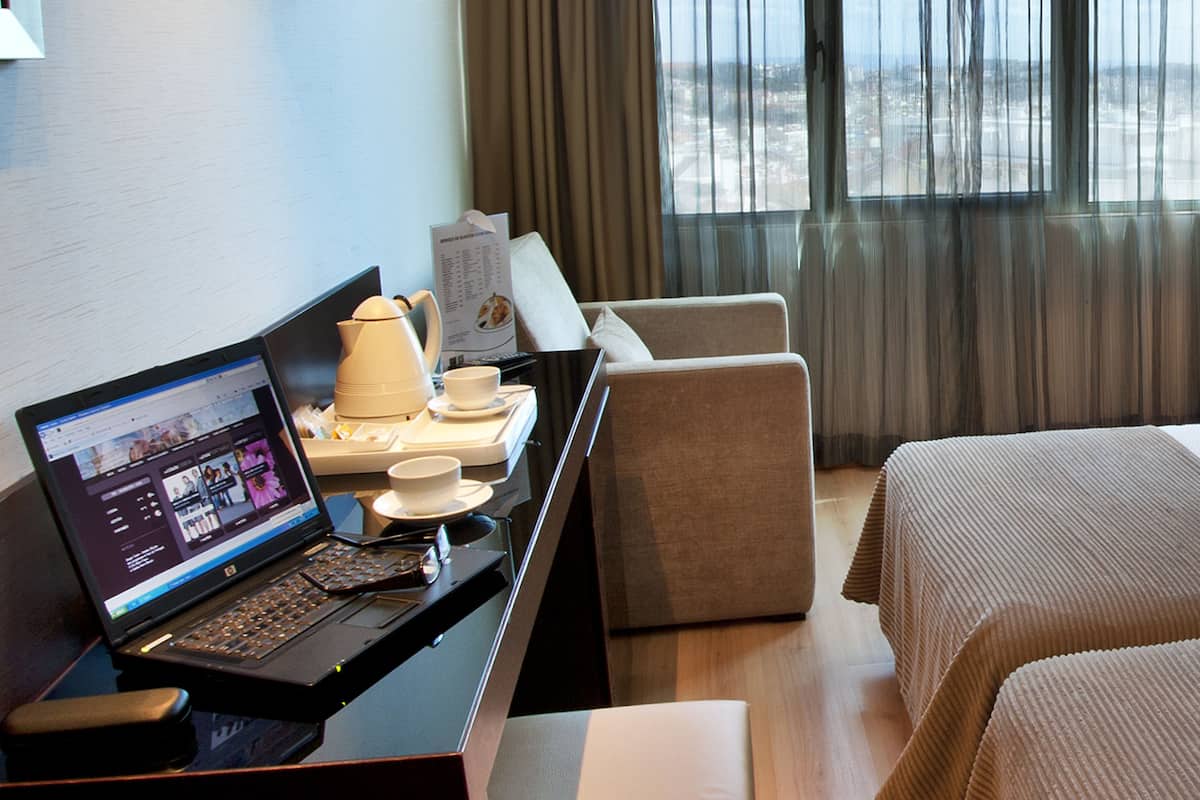 Minibar, odada kasa, masa, ses yalıtımı