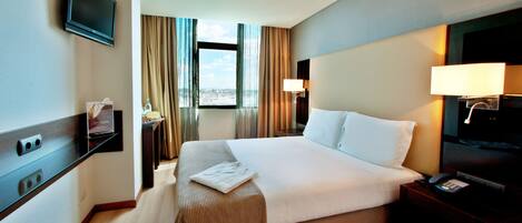 Minibar, safe på rommet, skrivebord og lydisolert