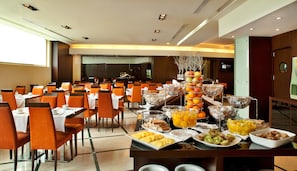 Petit déjeuner buffet (15 EUR par personne)