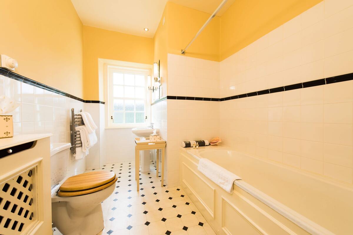 Classic Double Room | Bathroom | Shampoo