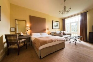 Egyptian cotton sheets, premium bedding, free WiFi - Cavens Country House (Dumfries)