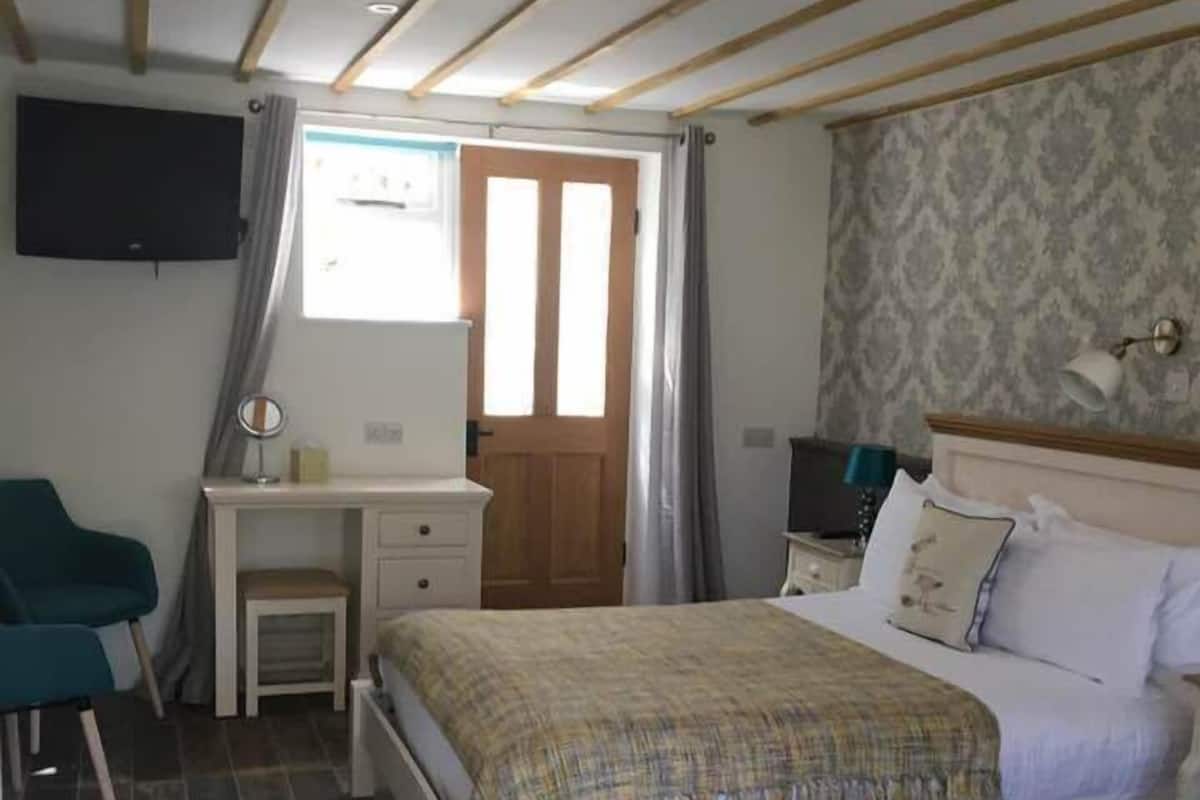 Family Room, Patio, Garden View | Egyptian cotton sheets, in-room safe, WiFi (free), bed sheets