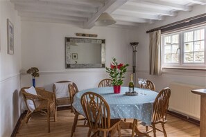 Mökki (The Granary) | Ruokailu omassa huoneessa