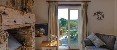 平房 (The Granary) | 起居區 | 電視