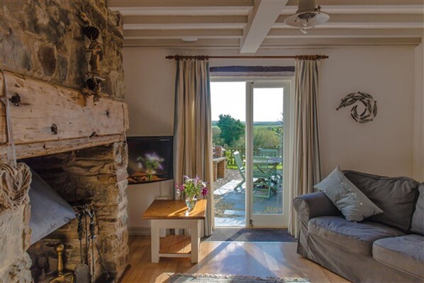 村舍 (The Granary) | 起居区 | 电视