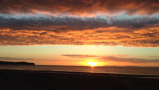 A sunset over a beach with a clear sky. - Daviot House (Ayr)