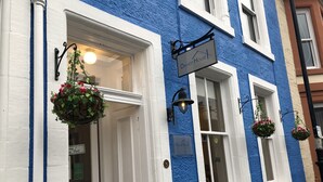 A blue and white building with a sign reading "Daviot House". - Daviot House (Ayr)