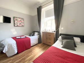 Egyptian cotton sheets, premium bedding, in-room safe - Daviot House (Ayr)