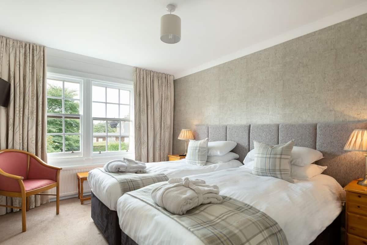 standard room | desk, iron/ironing board, free cots/infant beds, bed sheets