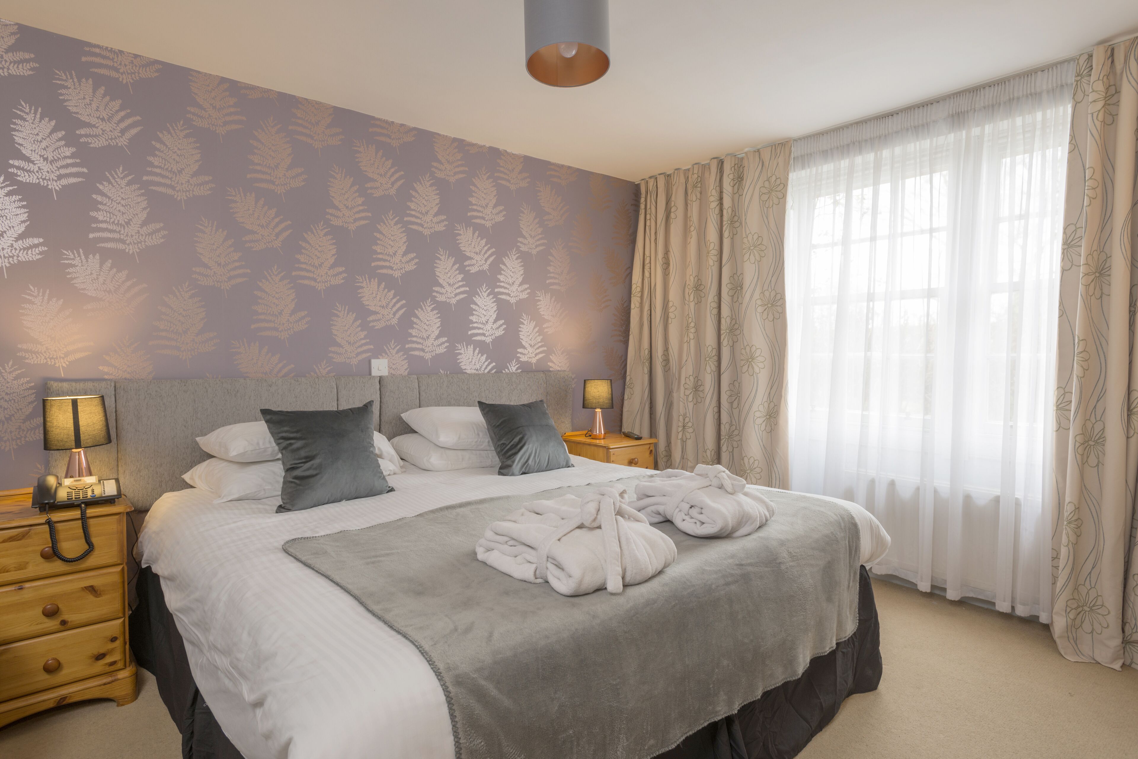 standard room | desk, iron/ironing board, free cots/infant beds, bed sheets