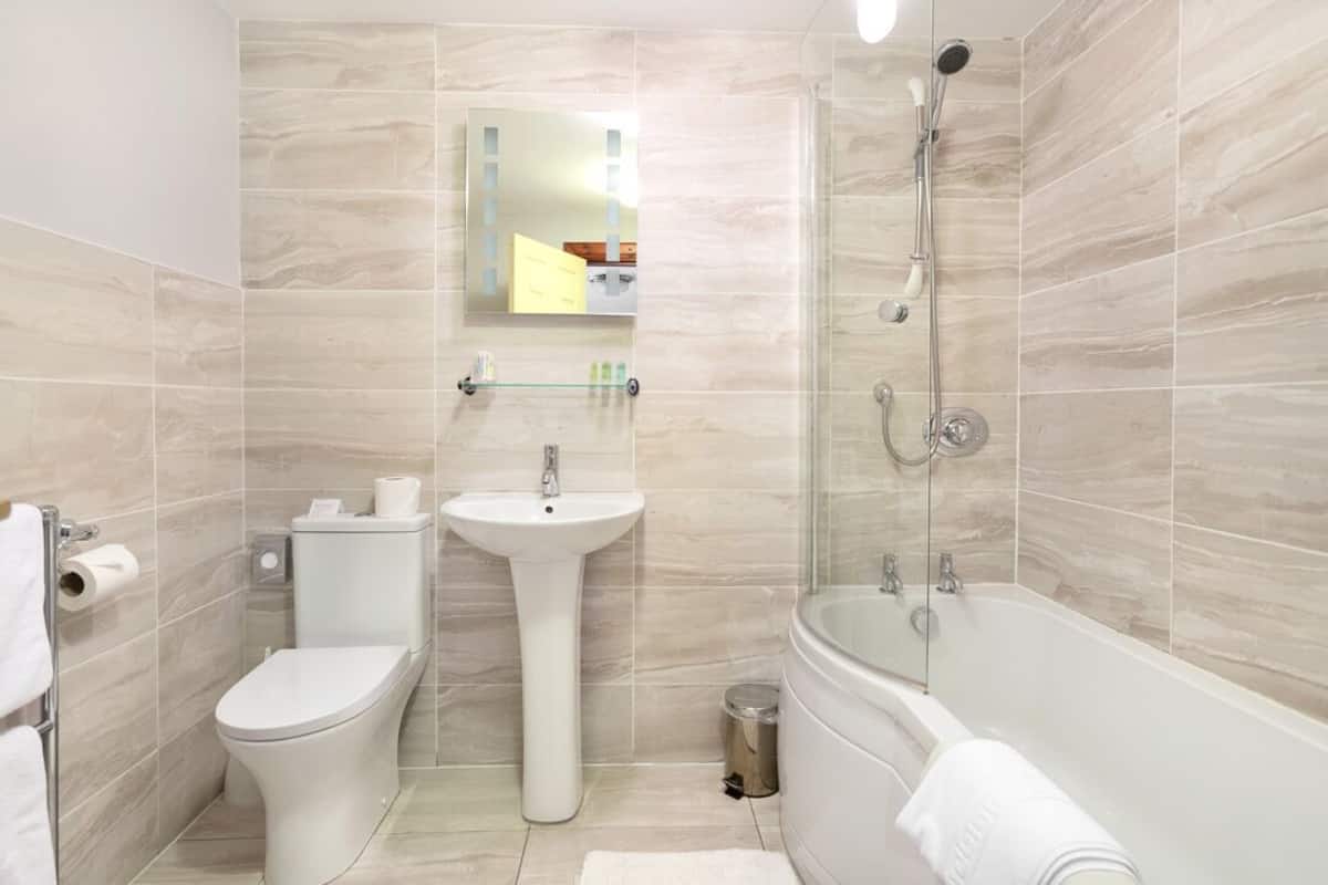 combined shower/bathtub, free toiletries, hair dryer, towels