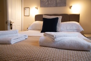 Standard Room, 1 King Bed | Individually decorated, individually furnished, blackout curtains