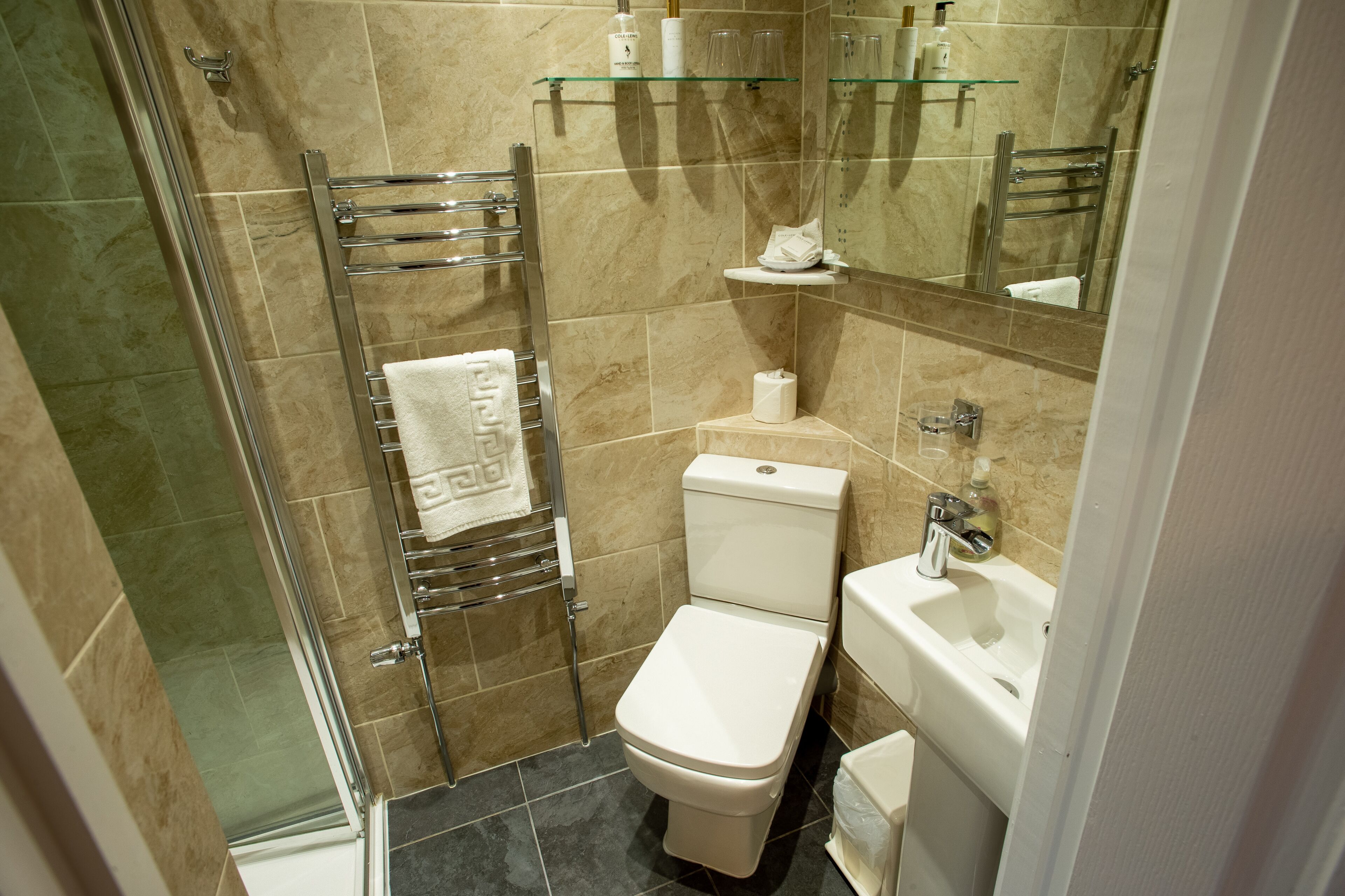 Standard Room, 1 King Bed | Bathroom