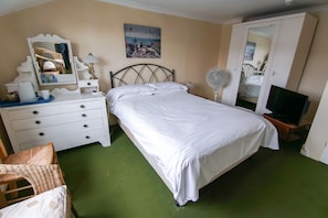Standard Double Room, Shared Bathroom | Iron/ironing board, free WiFi - Dillons Hotel - B&B (London)