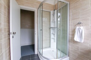 Quadruple Room, Private Bathroom | Bathroom shower - Dillons Hotel - B&B (London)
