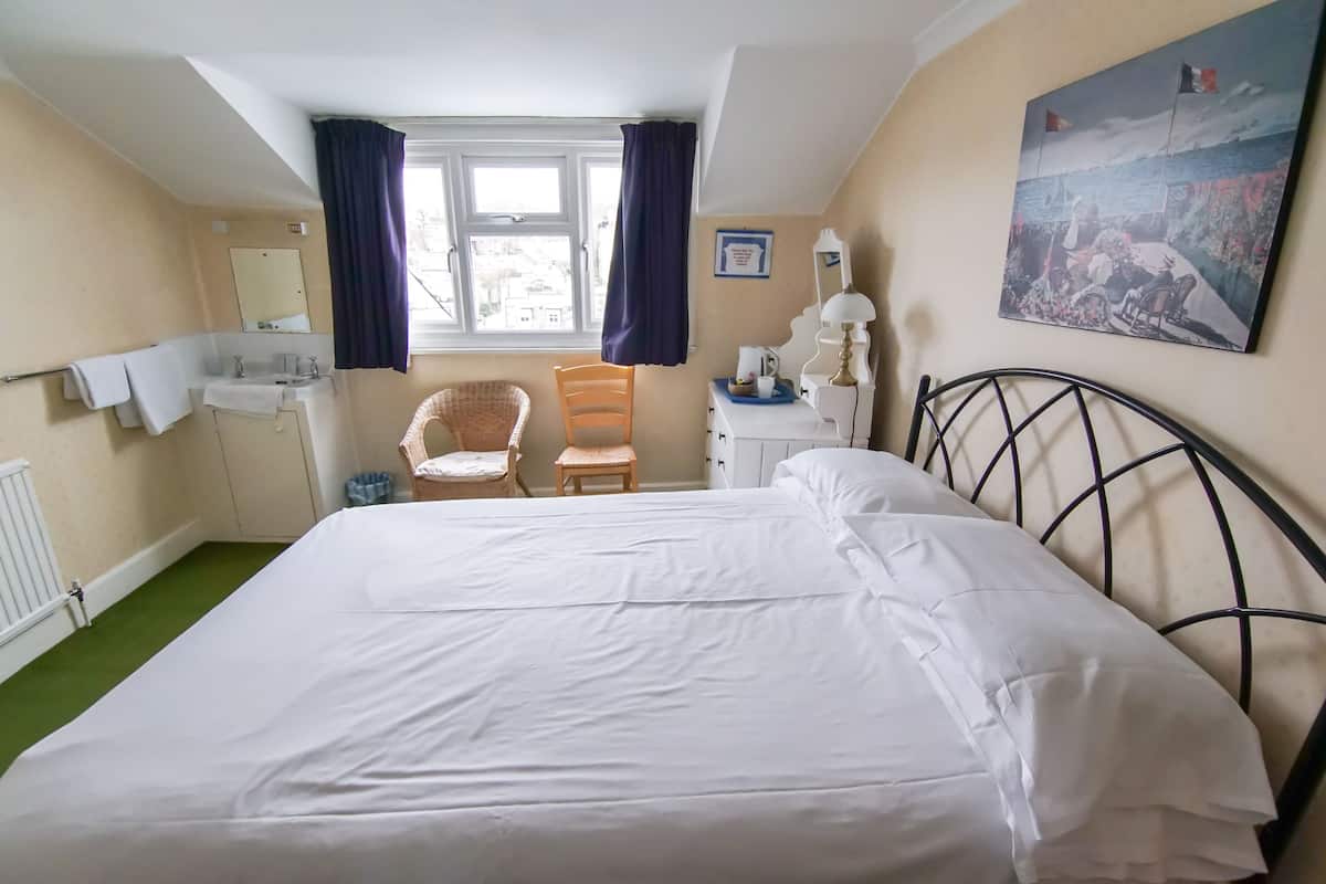Standard Double Room, Shared Bathroom | Iron/ironing board (on request), WiFi (free)