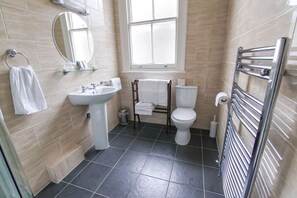 Fyrbäddsrum - privat badrum | Badrum | Dusch och hårtork