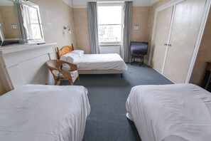 Fyrbäddsrum - privat badrum | Strykjärn/strykbräda och gratis wi-fi