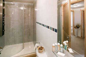 Apartment, 2 Bedrooms, Accessible, Kitchen | Bathroom | Free toiletries, hair dryer, towels