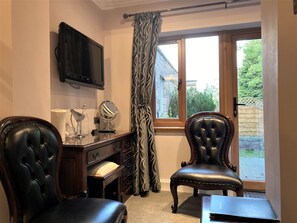 Deluxe-Doppelzimmer, mit Bad, Gartenblick (Terrace - Four Poster ) | Zimmersafe, Verdunkelungsvorhänge, schallisolierte Zimmer