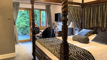 Deluxe Δίκλινο Δωμάτιο (Double), Μπάνιο στο δωμάτιο, Θέα στον Κήπο (Terrace - Four Poster ) | Χρηματοκιβώτιο στο δωμάτιο, κουρτίνες συσκότισης, ηχομόνωση