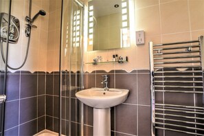 Deluxe-sviitti, kylpyhuone makuuhuoneen yhteydessä | Kylpyhuone | Suihku, ilmaiset hygieniatuotteet, hiustenkuivaaja, pyyhkeet