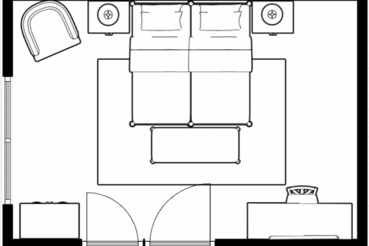 Un aménagement de chambre comprenant un lit, deux tables de chevet, une armoire et une salle de bain avec des toilettes et un lavabo.