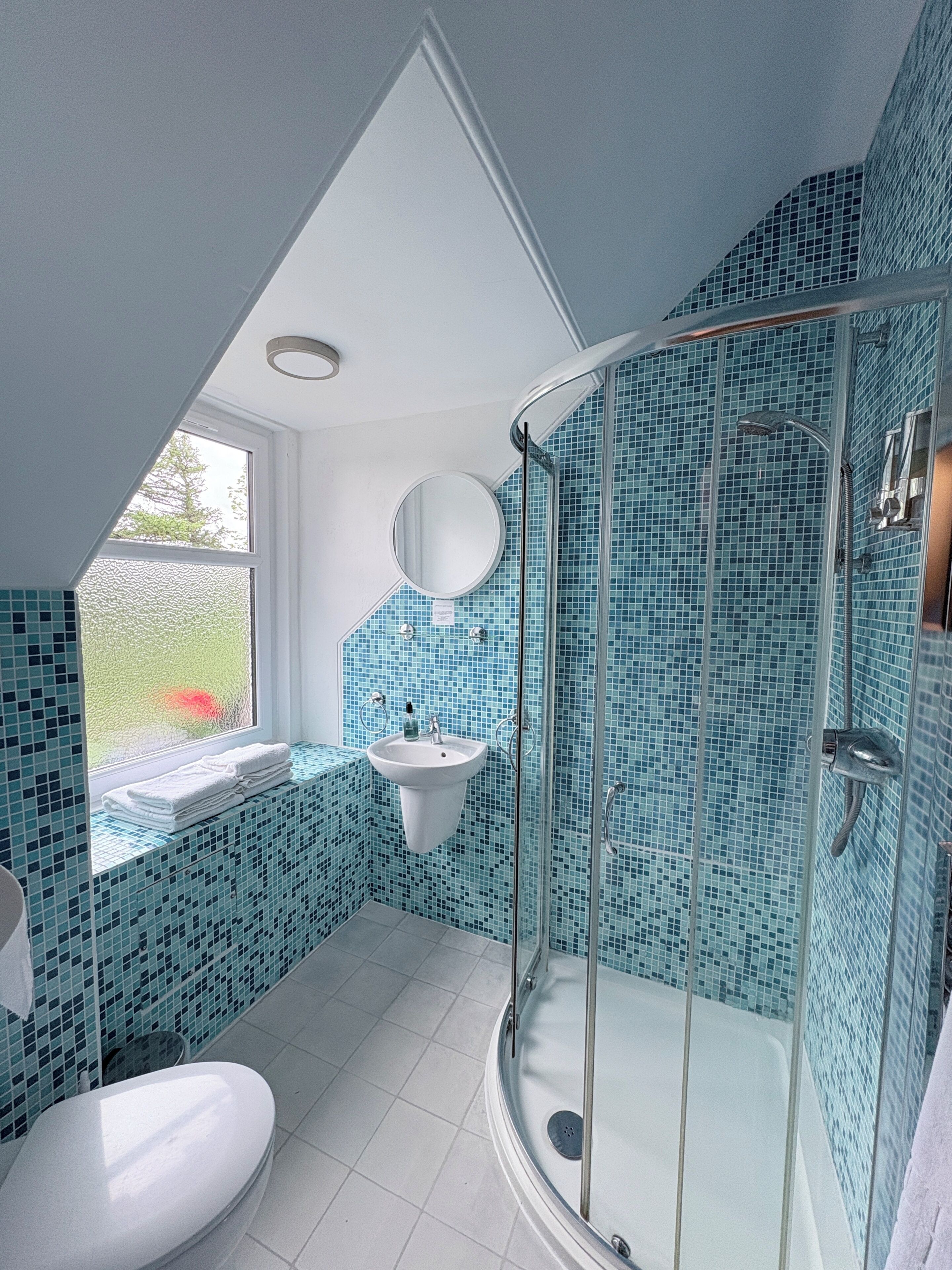 Superior Double Room | Bathroom | Free toiletries