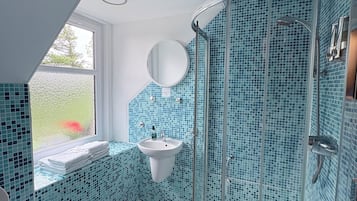 Superior Double Room | Bathroom | Free toiletries